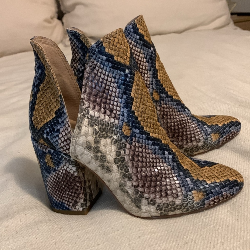 Size 5.5 Steve Madden colorful snakeskin booties